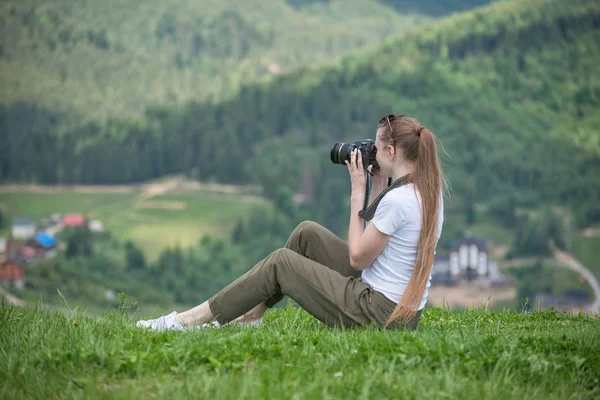 Menina Com Câmera Senta Uma Colina Fotos Montanha Dia Verão — Fotografia de Stock