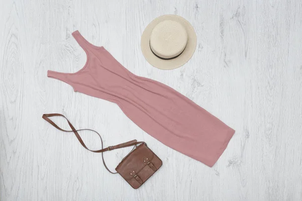 Vestido Verão Rosa Bolsa Chapéu Conceito Moda — Fotografia de Stock
