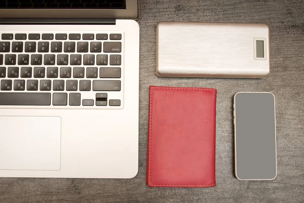 Laptop klavye, bir smartphone ve bir dizüstü bilgisayar. Çalışma alanı. Üstten görünüm