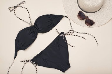 Siyah mayo, şapka ve güneş gözlüğü. Beach gardırop. Moda kavramı