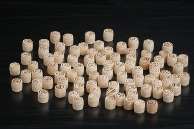 Loto siyah arka plan üzerine birçok ahşap varil.