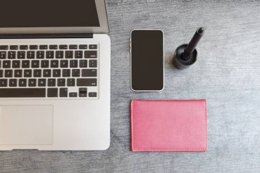 Laptop klavye, bir smartphone ve bir dizüstü bilgisayar. Çalışma alanı. Üstten görünüm