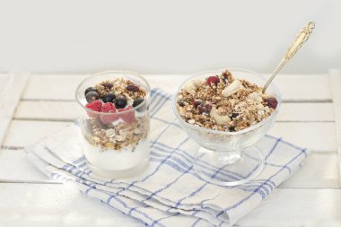 Granola çilek ve ahşap bir masa üzerine yoğurt ile. Geleneksel Amerikan kahvaltı