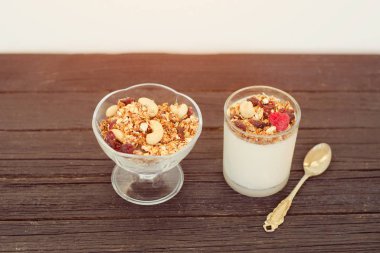 Granola çilek ve ahşap bir masa üzerine yoğurt ile. Geleneksel Amerikan kahvaltı