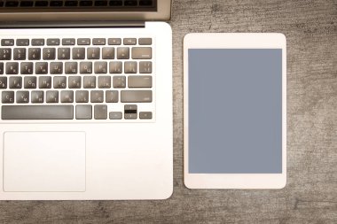 Laptop klavye ve tablet. Çalışma alanı. Üstten görünüm