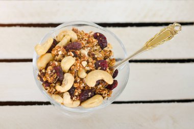 Granola üzerinde beyaz plaklar ile plaka. Üstten görünüm