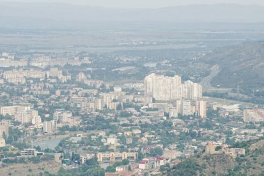 İnşaat yüksek binalar altında şehrin konut ilçeleri. Uzaktan görünümü