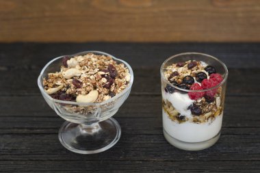Granola ve yoğurt granola ve meyve ile top. Sağlıklı kahvaltı.