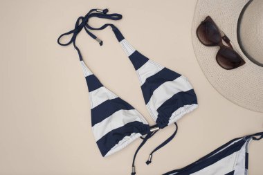 Çizgili mayo, şapka ve güneş gözlüğü. Beach gardırop. Moda kavramı