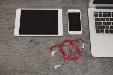 Laptop klavye, tablet, akıllı telefon ve kulaklık parçası. Üstten görünüm. Kopya alanı