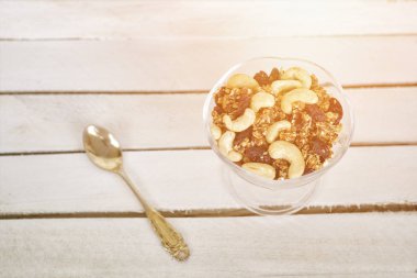 Granola üzerinde beyaz plaklar ile plaka. Üstten görünüm