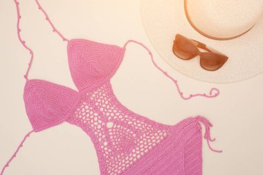 Ajur pembe mayo, şapka ve güneş gözlüğü. Beach gardırop. Moda kavramı