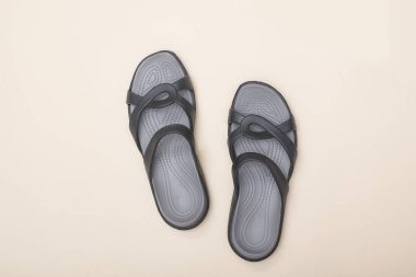 Bej renkli arka plan üzerinde Beach slates. Beach gardırop. Moda kavramı