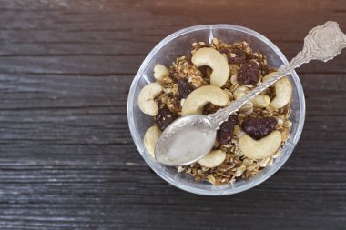 Siyah ahşap bir masa üzerinde kaju granola fincan. Üstten görünüm. Geleneksel Amerikan kahvaltı