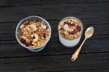Granola çilek ve siyah ahşap bir masa üzerine yoğurt ile. Geleneksel Amerikan kahvaltı