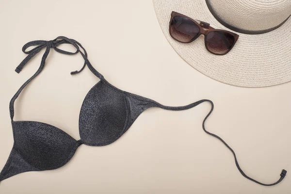 Siyah mayo sutyen, şapka ve güneş gözlüğü. Beach gardırop. Moda kavramı
