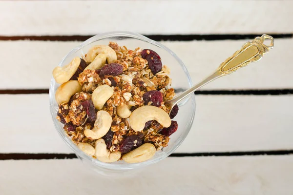 Granola üzerinde beyaz plaklar ile plaka. Üstten görünüm