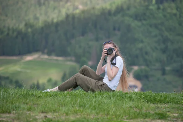 Menina Com Câmera Senta Uma Colina Fotografias Floresta Segundo Plano — Fotografia de Stock