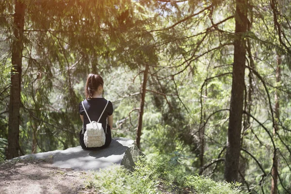 Chica Con Mochila Sentada Una Roca Bosque Día Soleado Verano — Foto de Stock