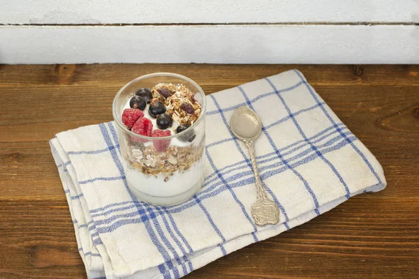 Granola ve meyve ile yoğurt. Sağlıklı kahvaltı.