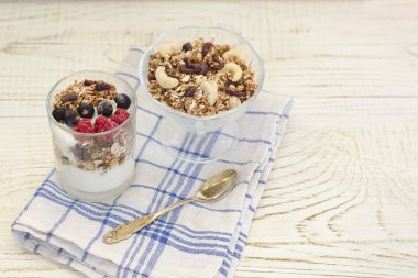 Granola çilek ve ahşap bir masa üzerine yoğurt ile. Geleneksel Amerikan kahvaltı