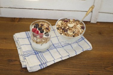Granola ve meyve ile yoğurt. Sağlıklı kahvaltı.