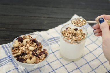 El yoğurt granola dökülen. Geleneksel Amerikan kahvaltı