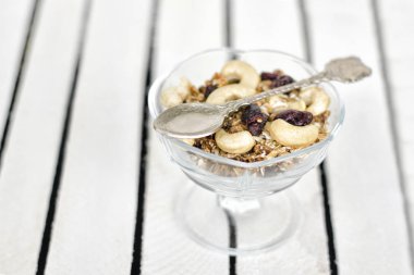 Granola üzerinde beyaz plaklar ile plaka. Üstten görünüm