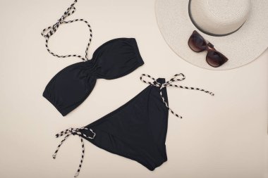 Siyah mayo, şapka ve güneş gözlüğü. Beach gardırop. Moda kavramı