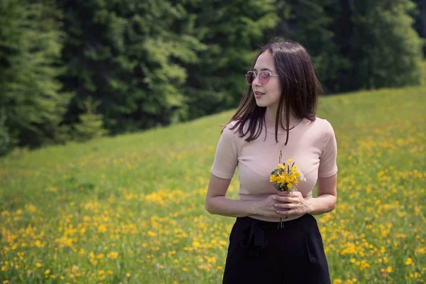 Mujer Joven Con Ramo Flores Silvestres Césped Soleado Día Verano — Foto de Stock