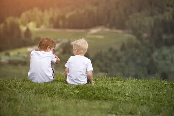 Two Boys Sit Hill Talking Cheerfully Back View — Stock Photo, Image