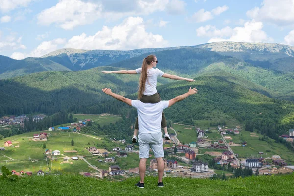 Menina Senta Nos Ombros Cara Admira Montanhas Visão Traseira — Fotografia de Stock