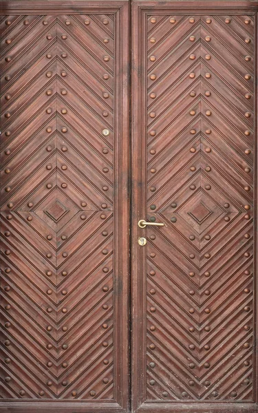 Διπλή Ξύλινες Πόρτες Διαμάντι Και Πριτσίνια Κόκκινο Καφέ Χρώμα — Φωτογραφία Αρχείου