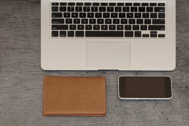 Laptop klavye, bir smartphone ve bir dizüstü bilgisayar. Çalışma alanı. Üstten görünüm