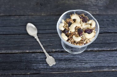 Siyah ahşap bir masa üzerinde kaju granola fincan. Üstten görünüm. Geleneksel Amerikan kahvaltı