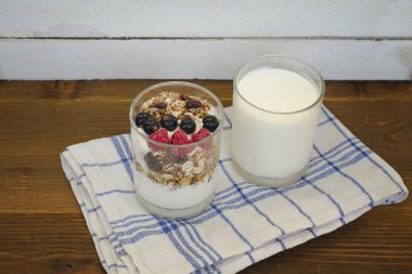 Bardak saf yoğurt ve yoğurt granola ve meyve. Sağlıklı kahvaltı.