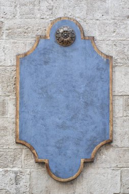 Bir tuğla duvar mavi figürlü plak