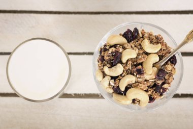 Granola yoğurtla fincan. Sağlıklı kahvaltı. Üstten görünüm