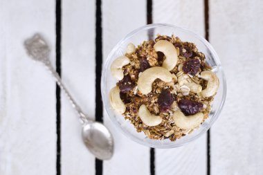 Granola üzerinde beyaz plaklar ile plaka. Üstten görünüm