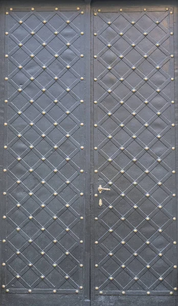 Μαύρο Διπλό Μεταλλικές Πόρτες Ρομβικό Μοτίβο Και Πριτσίνια — Φωτογραφία Αρχείου