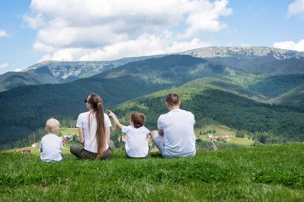 Vacaciones Familiares Padres Dos Hijos Admiran Las Vistas Las Montañas — Foto de Stock