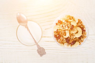 Granola yoğurtla fincan. Sağlıklı kahvaltı. Üstten görünüm