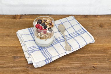 Granola ve meyve ile yoğurt. Sağlıklı kahvaltı.