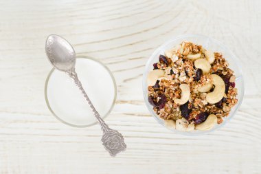 Granola yoğurtla fincan. Sağlıklı kahvaltı. Üstten görünüm