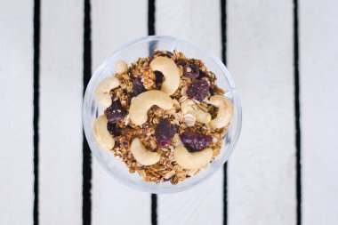 Granola üzerinde beyaz plaklar ile plaka. Üstten görünüm