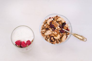 Yoğurt ve granola kase fincan. Sağlıklı kahvaltı. Üstten görünüm