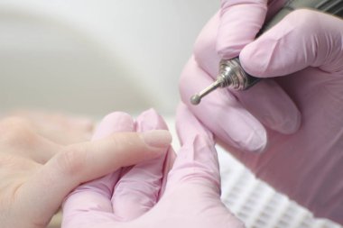 Bir manikür kesici ile tedavi tırnak. Yakın çekim