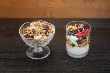 Granola ve yoğurt granola ve meyve ile top. Sağlıklı kahvaltı.