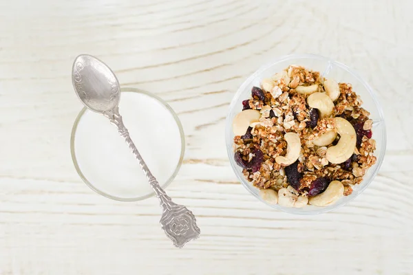 Granola yoğurtla fincan. Sağlıklı kahvaltı. Üstten görünüm