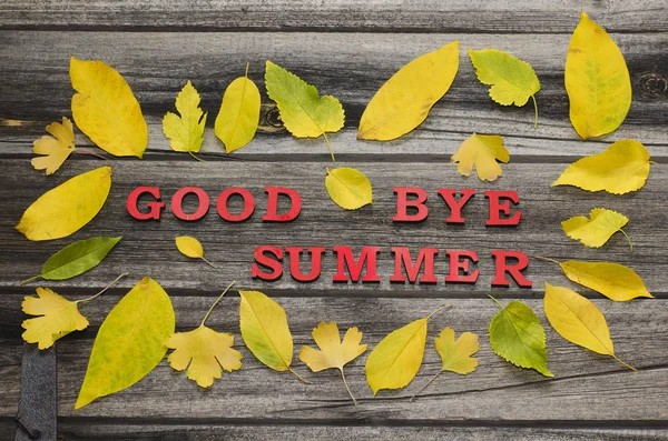 Kırmızı yazıt güle güle yaz ahşap arka plan, sarı yaprak çerçeve üzerinde